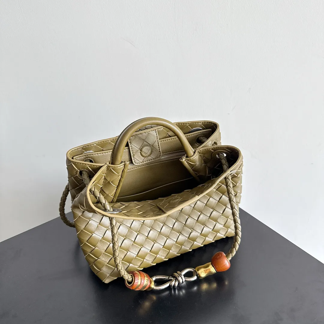 The new Andiamo batch of 3060 BV is shipped‼ ️The classic intercciato weaving process is used to create a soft bag, the metal knot is made of micro-cast aluminum using jewelry technology🪢, and the decorative beads are made of metal and hand-polished oak, allowing you to jump repeatedly between elegance and fun💃, making it unpredictable. Classic and versatile, it shows off your temperament, and the bag has a large capacity, making it very convenient for daily commuting! It has a variety of carrying methods, the shoulder straps can be adjusted by yourself, the original lambskin feels soft and delicate, and the unisex style breaks gender boundaries and brings a more practical and long-lasting use experience. The Andiamo, which has both elegant and casual styles, perfectly interprets the "fashionable old money style". Style number: 743568+wood hardware Color: earthy brown silver buckle Size: 25*22*10.5cm